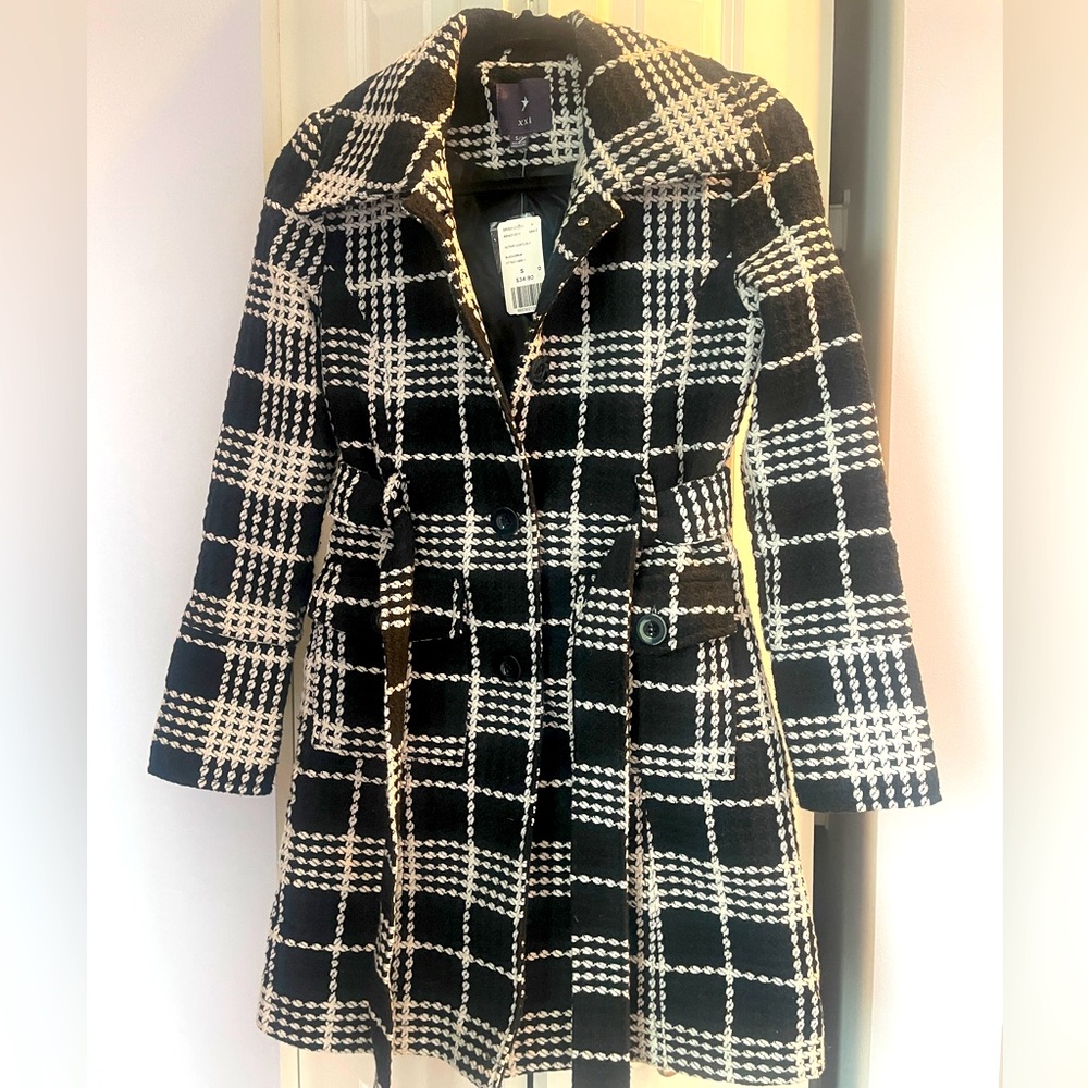 NWT - FOREVER  XXI Black and creme  COAT in S